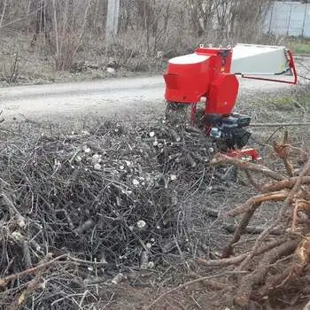Подрібнювач гілок на шматки в роботі