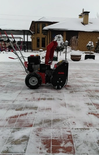 уборка снега снегоуборочной машиной