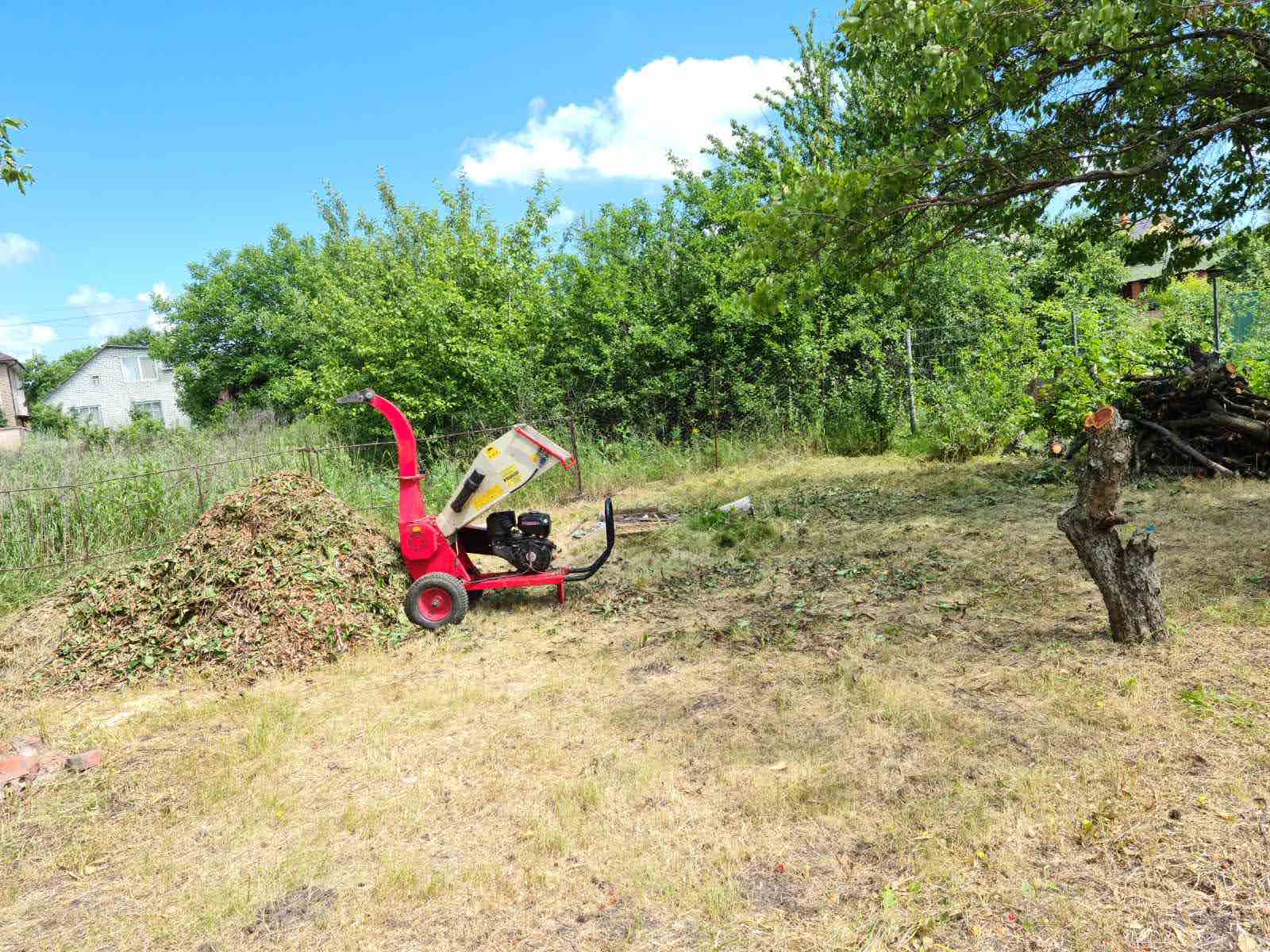 Подрібнювач гілок в роботі