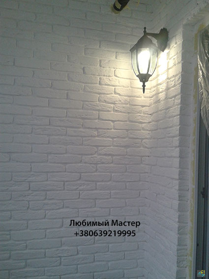 ретро фонарь на фоне клинкера